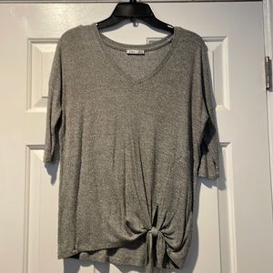 Dex super cute and soft, half sleeve top with tie detail. XS but fits like S/M.